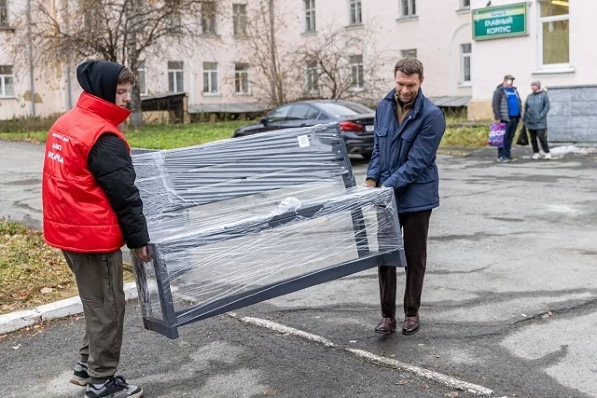    В парке больницы № 23 Екатеринбурга установили новые скамейки