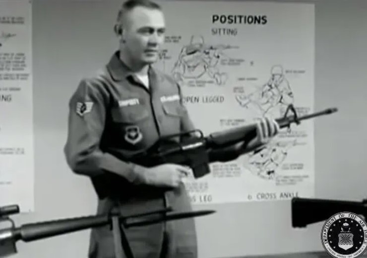 Обучение владению М16 в ВВС США (кадр из фильма 1967 года).