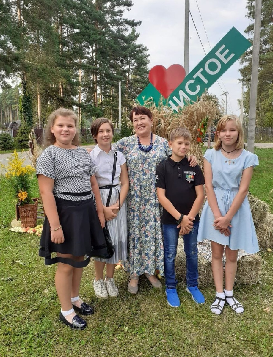 Елена Селезнева с детьми на празднике