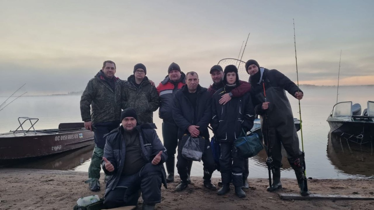 Мой сын в окружении дядек)