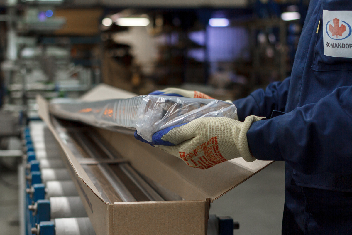 Рейки упаковываются в пленку и коробку, отправляются заказчикам.