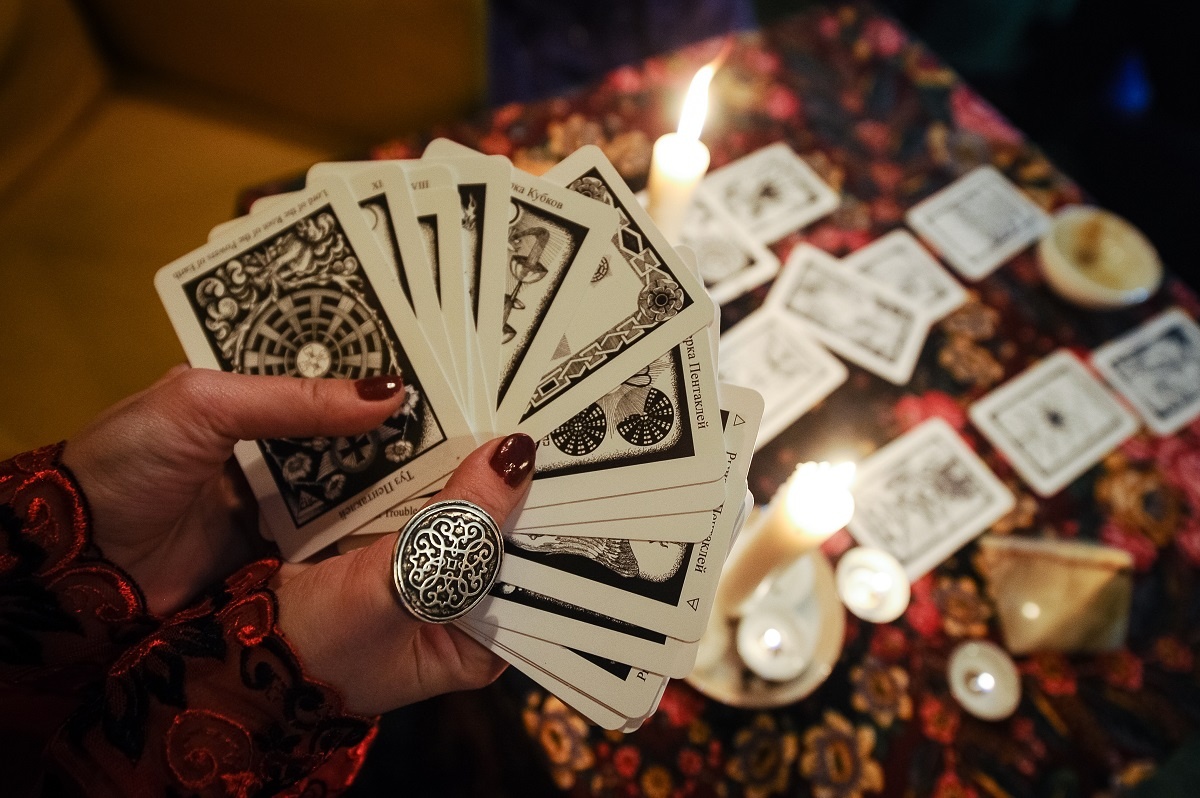    Услугами гадалок стал активнее интересоваться бизнес