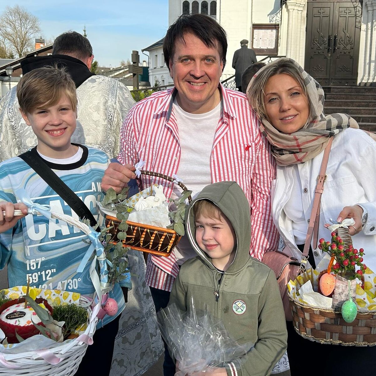    Денис Матросов с новой женой и детьми Социальные сети