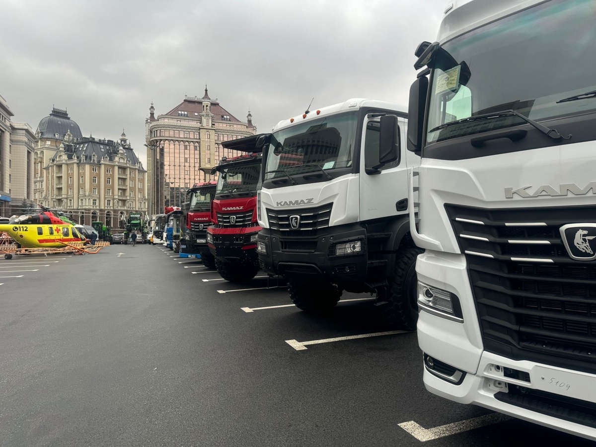 Выставочная экспозиция, развернутая у здания Госсовета РТ. Фото КАМАЗ