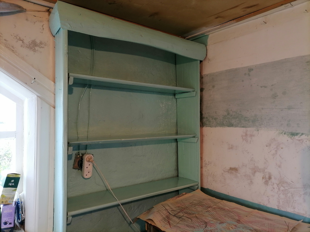 Стеллаж Лерочка покрасила, а вот стены рядом так себе