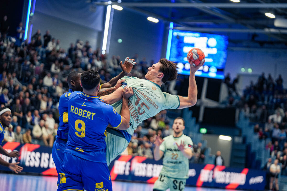    Миро Шлурофф против защитников "Тулузы"