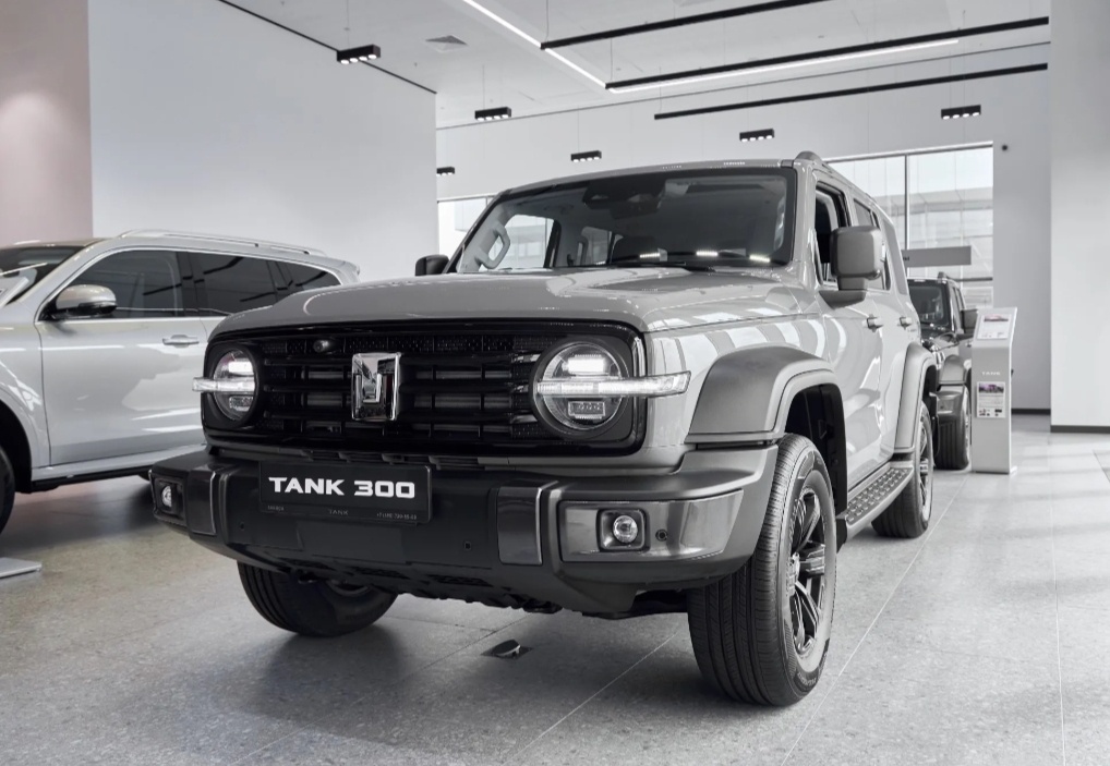 T300 вид спереди похож по декоративной решетки и перекату к капоту на старый Volvo  из 80 годов.