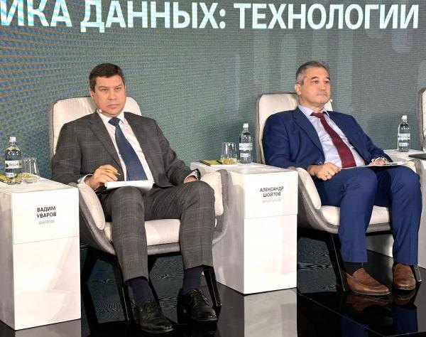 На фо­то сле­ва нап­ра­во: ди­рек­тор де­пар­та­мен­та ин­фор­ма­цион­ной бе­зопас­нос­ти Бан­ка Рос­сии Ва­дим Ува­ров и за­мес­ти­тель гла­вы Мин­циф­ры Але­кандр Шой­тов