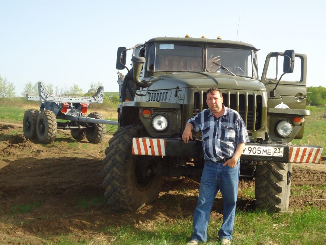 Константин Сулейманов работал и на длинномере. 	По трассе возили грузы до 24 метров длиной, 		а по полям, бывало, и до 36 метров 