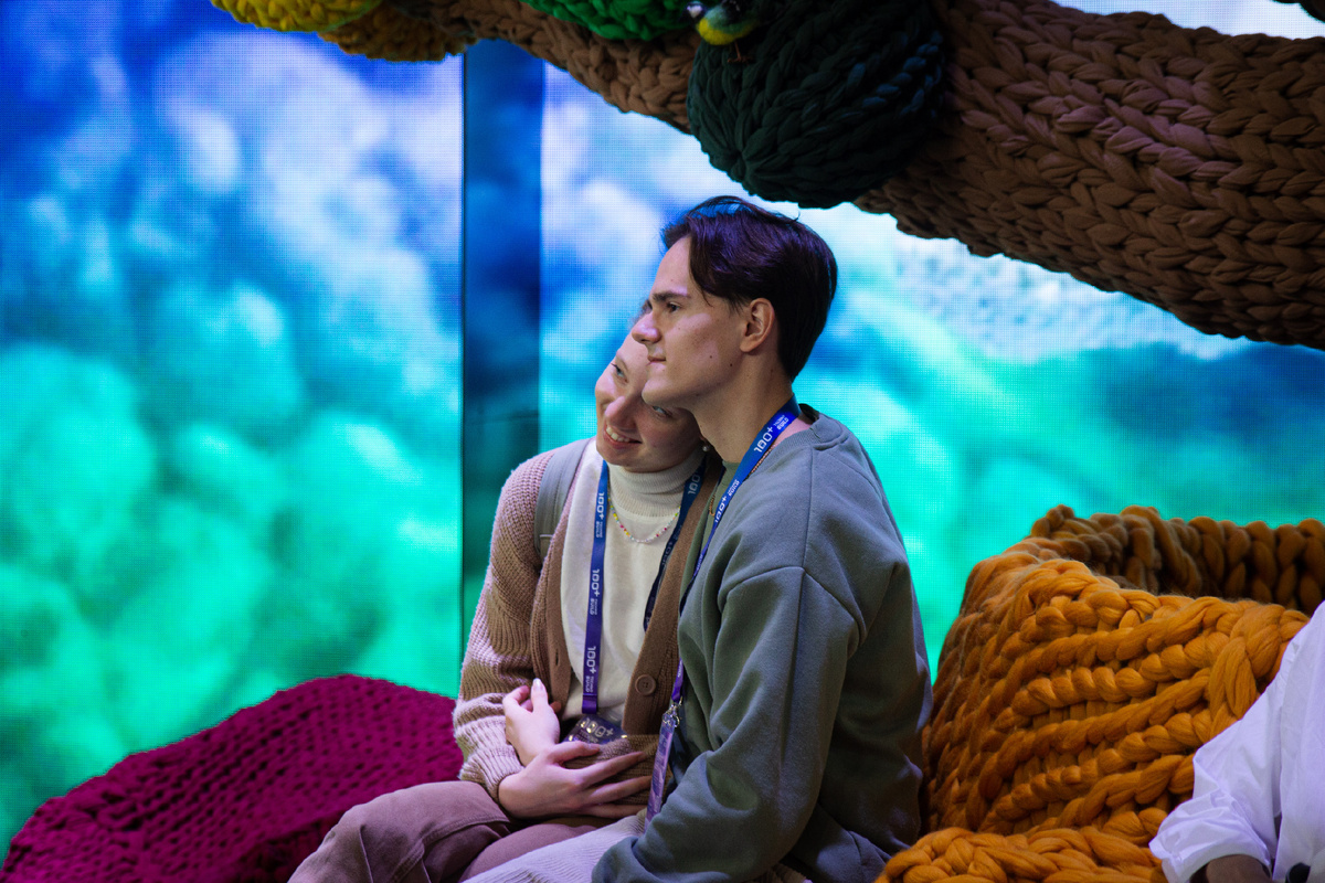 Вязаное дерево стало центром притяжения на выставке