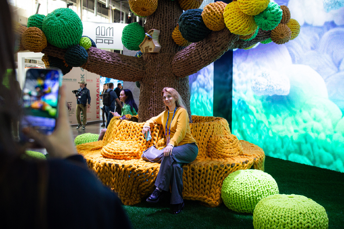 Вязаное дерево стало центром притяжения на выставке