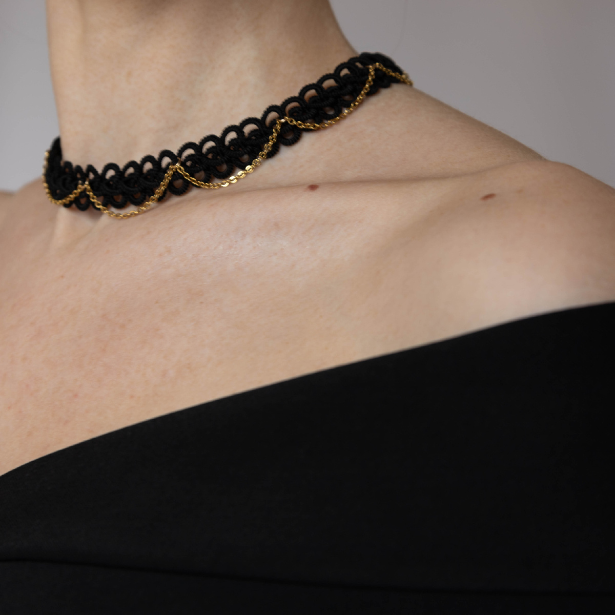 Украшение на шею в технике фриволите