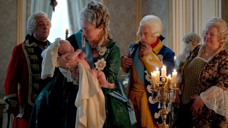 Елизавета Петровна отняла новорожденного Павла Петровича сразу после рождения (кадр из сериала "Екатерина") 