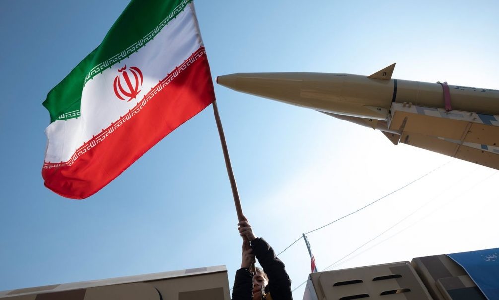    Иран готов незамедлительно отреагировать на удар Израиля. Но и в Тель-Авиве это понимают. Поэтому постараются ударить так, чтобы ответ Исламской Республики оказался ничтожным.