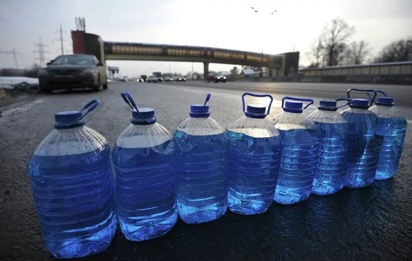  Не стоит покупать незамерзайку на стихийных рынках или прямо на обочинах дорог   © РИА Новости. Рамиль Ситдиков