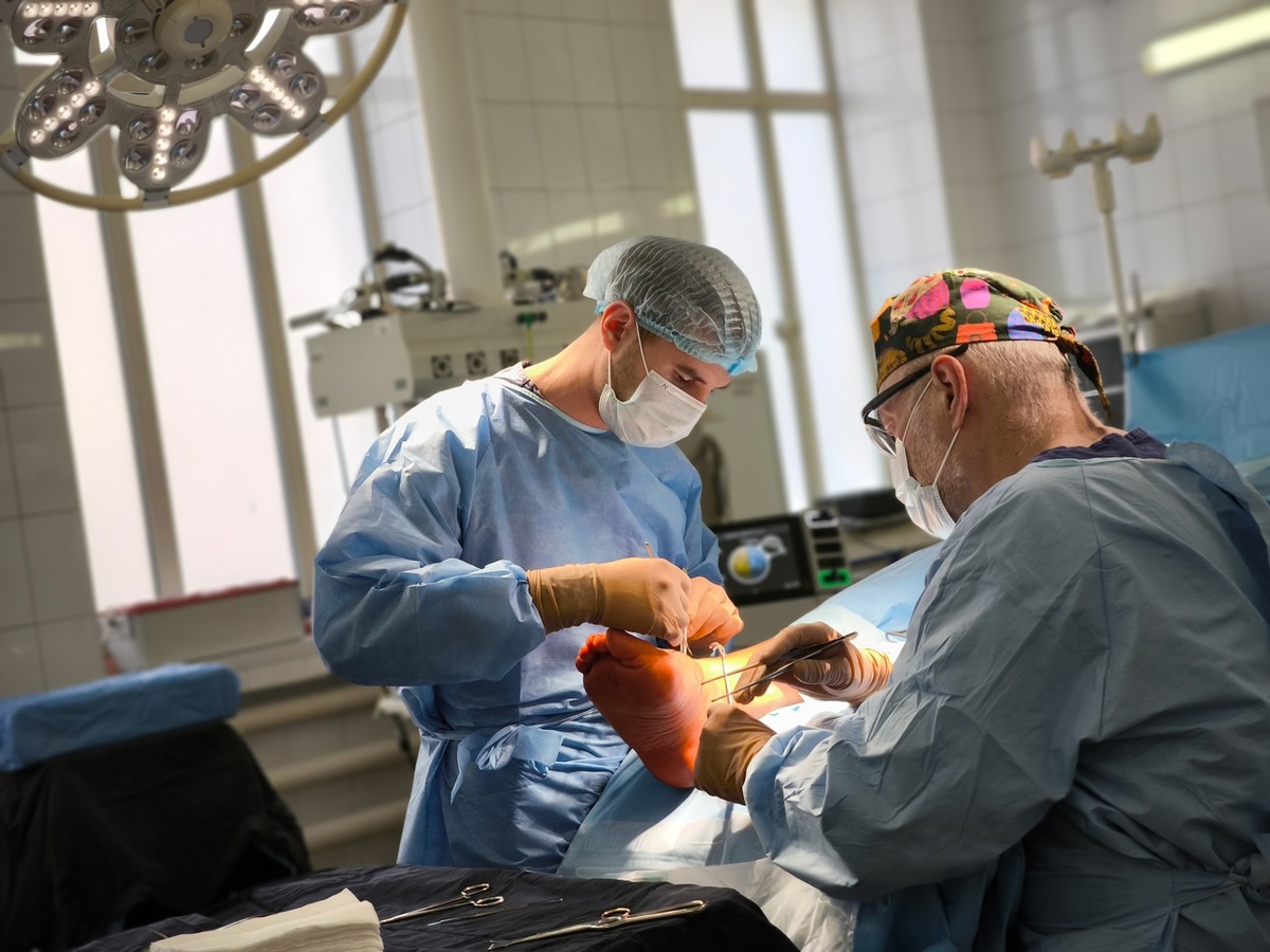 Сергей Гуди (слева) и Игорь Пахомов в операционной Новосибирского НИИТО им. Я.Л. Цивьяна Минздрава России