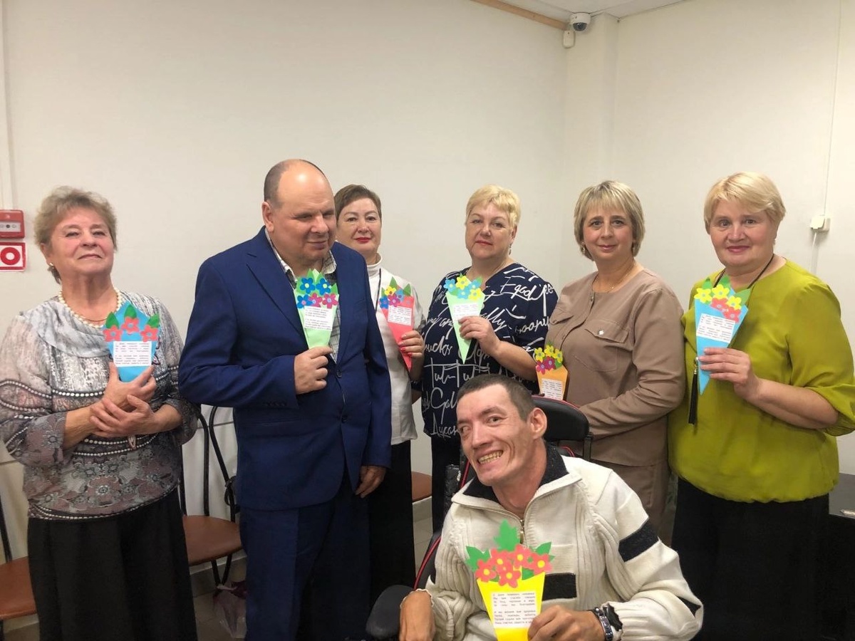 Для домочадцев выступил творческий коллектив МАУ ТМР «ЦКиД «Вернисаж» Богандинского СК «Селяночки». Артисты порадовали всех душевными песнями, звучали мелодии юности, которые вызывали приятные воспоминания и эмоции у каждого. Услышав знакомые мелодии все вместе подпевали и пританцовывали под звуки музыки.Концертная программа стала настоящим праздником души, который согрел сердца каждого присутствующего.