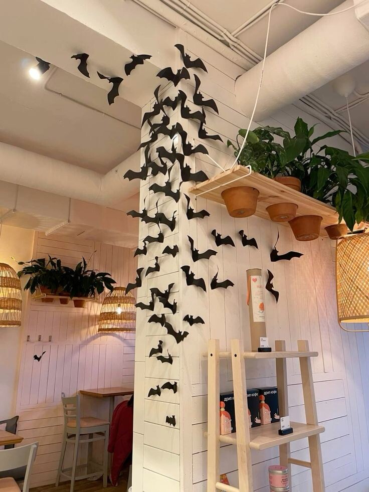 Отмечая хеллоуин, принято украшать дом и офис в хоррорном стиле. Приведу здесь пару картинок с пинтереста, как можно украсить офис :)