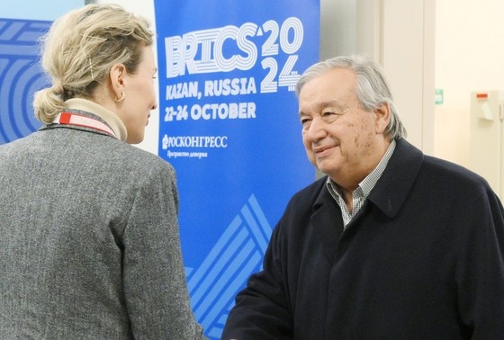    Генеральный секретарь Организации объединенных наций (ООН) Антониу Гутерреш, прибывший для участия в XVI саммите БРИКС, во время церемонии встречи в аэропорту Казани.