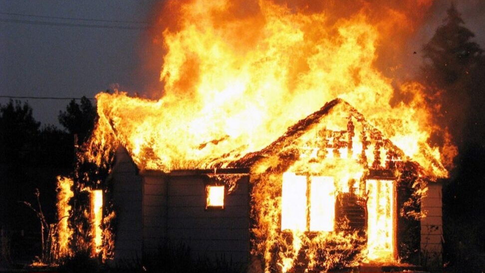 Начать разговор хочу с того, что деревянный дом нетиповой постройки, чаще всего, сгорает как спичка. 