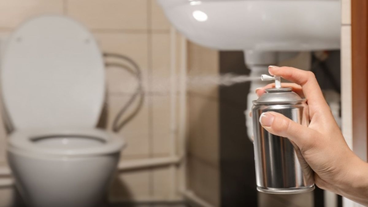 Если даже наружная чистка не помогла, а проблема, как оказалось на практике, происходила вовсе не от забитого состояния колодца неподалёку от вашего окна...