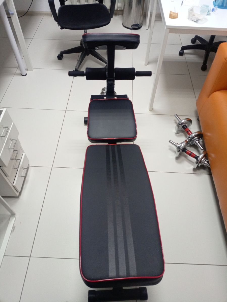 Она просто супер за свои деньги в среднем ценник на них начинается от 15 но пошерстив маркет плейсы я нашел ее. Выполняет свой функционал на все 100% . помимо жима лежа есть подвижный механизм для ног, и упражнений для бицепса.