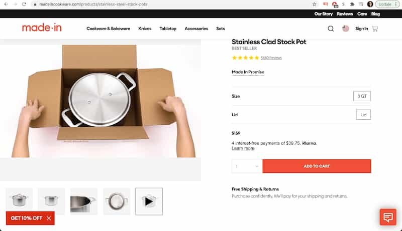 Карточка товара на сайте по продаже кухонной посуды, где кто-то открывает упаковку с горшком для запекания