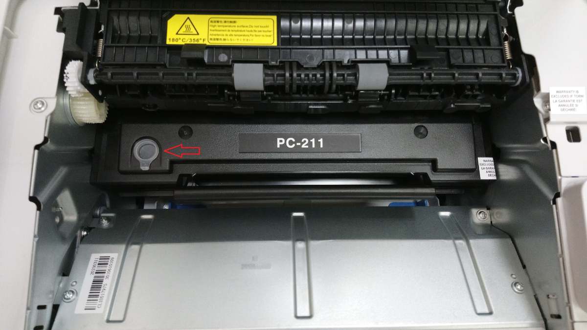 Стрелкой отмечен лючок для тонера. Пластиковая пробка легко вынимается.