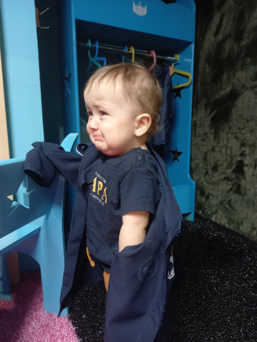 Детские истерики - это часто сигнал о том, что организму не хватает чего-то очень важного. 

Магний, глицин, омега-3, витамин D и йод -  все эти микроэлементы и витамины играют ключевую роль в развитии и благополучии ребенка. 

Когда организм растет, ему нужно много "строительного материала",  и если он не получает его из пищи,  начинаются проблемы: 

 Магний -  отвечает за  успокоение нервной системы.  Его недостаток может привести к  раздражительности,  плаксивости,  бессоннице,  нервным тикам. 
 Глицин -  успокаивает нервы,  улучшает  концентрацию  внимания,  способствует  нормальному  развитию  мозга.  Его недостаток может  привести  к  гиперактивности,  плохой  учебе,  плохому  сну.
 Омега-3  -  необходимы  для  развития  мозга,  зрения,  иммунной  системы.  Их недостаток может  привести  к  плохой  концентрации,  повышенной  раздражительности,  проблемам  со  здоровьем.
 Витамин D -  укрепляет  кости,  улучшает  иммунитет.  Его недостаток может  привести  к  рахиту,  слабости  костей,  повышенной  раздражительности. 
 Йод -  необходим  для  нормальной  работы  щитовидной  железы.  Его недостаток может  привести  к  замедленному  росту  и  развитию,  нарушению  работы  нервной  системы.

Как же обеспечить ребенка всем необходимым? 

 Правильное питание:  Включите  в  рацион  ребенка  продукты,  богатые  этими  микроэлементами  и  витаминами:  морская  рыба,  орехи,  семена,  зеленые  овощи,  молочные  продукты,  яйца,  творог.

Уберите: печенье, сахар, шоколад, хлеб, конфеты и бесконечные  перекусы и хватание со стола!

Помните:  правильное  питание  и  своевременное  восполнение  недостатка  микроэлементов  и  витаминов -  залог  здоровья  и  хорошего  самочувствия  ребенка!  

И, конечно,  не забывайте  о  любви,  заботе  и  терпении.  Дети  -  это  наши  самые  важные  сокровища,  и  их  здоровье  и  счастье -  наша  главная  задача.

Запись на консультацию в л/с.
Присоединяйтесь в мою группу, там много полезной информации
https://t.me/logosovet