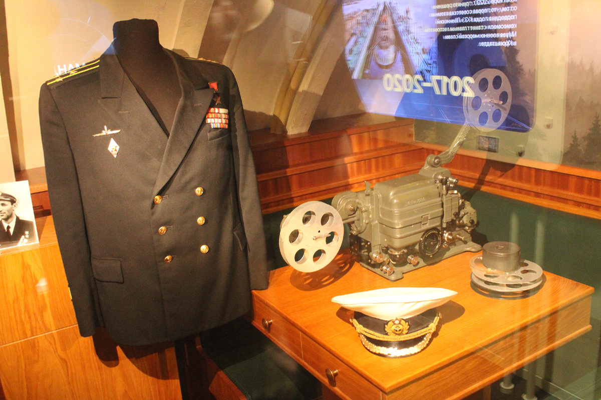 Там даже кинопроэктор был