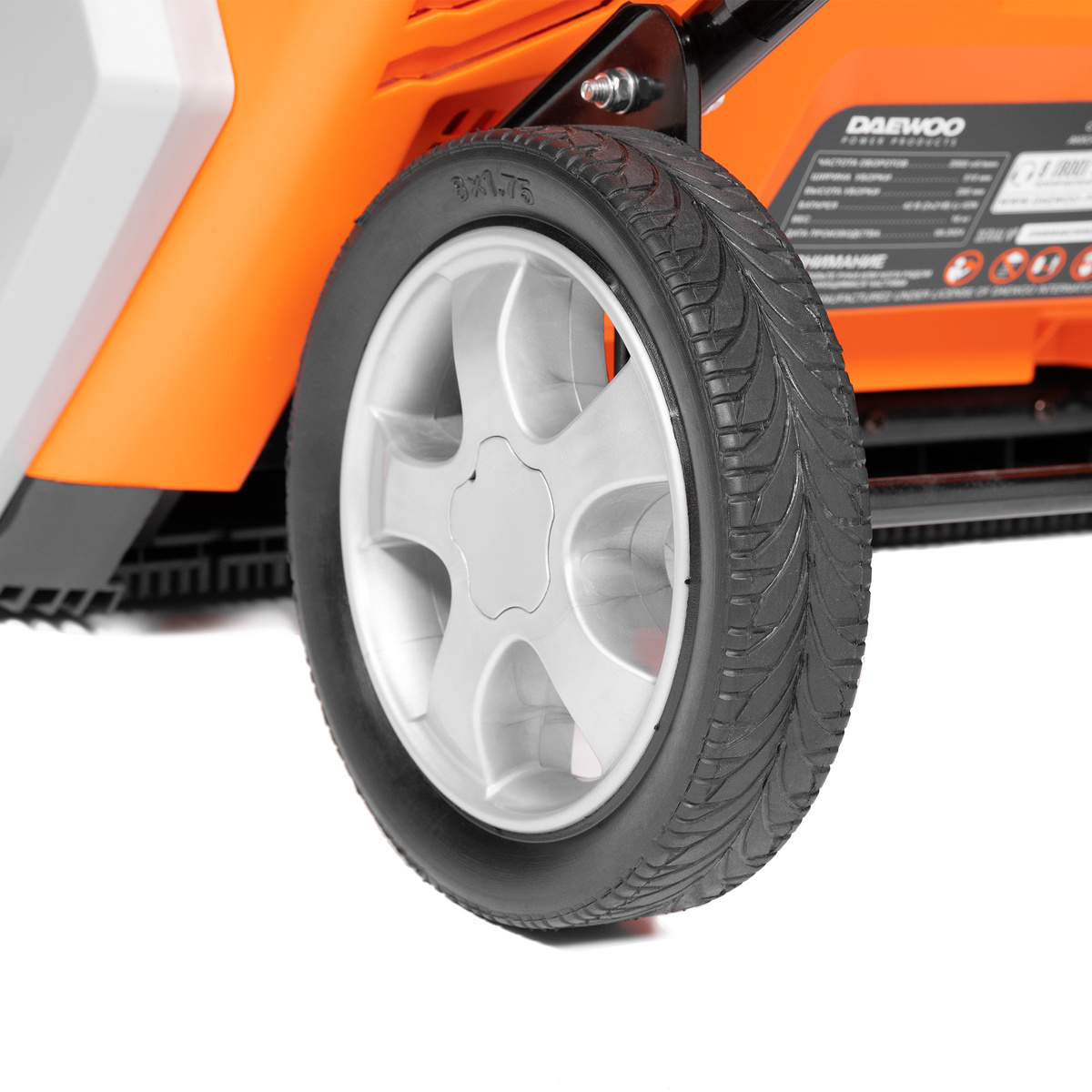 Новый аккумуляторный снегоуборщик DAEWOO уверенно передвигается по снегу