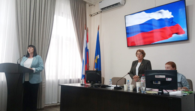 Татьяна Поскина выступает на конференции с докладом о прошедшей пятилетке