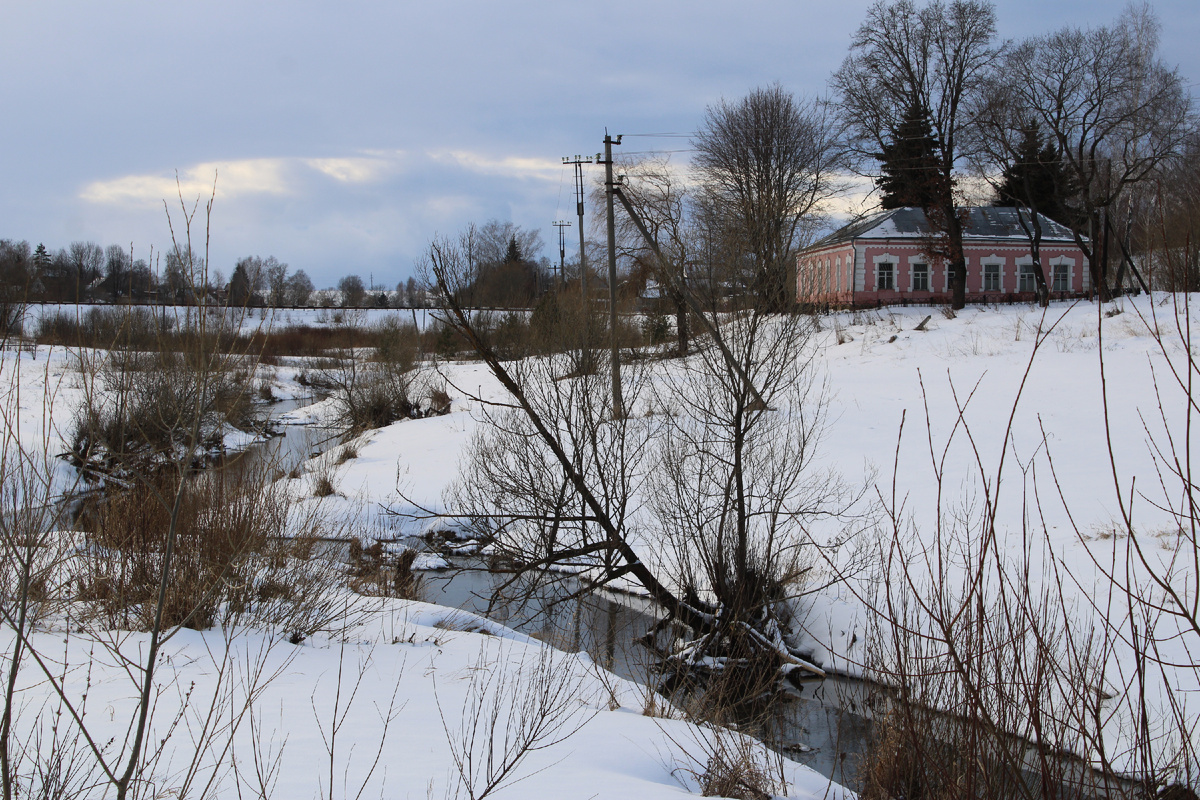 Река Овстужанка и здание Краеведческого музея села Овстуг. 
