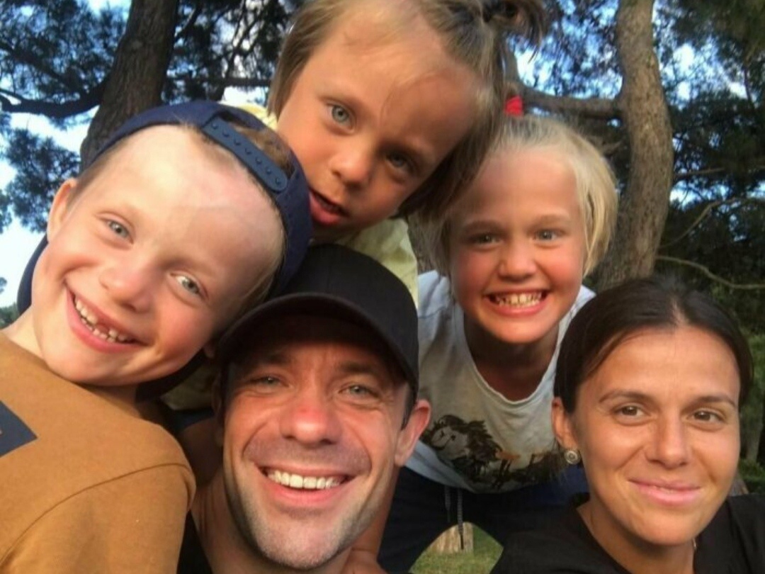 Артём Осипов со своей семьёй