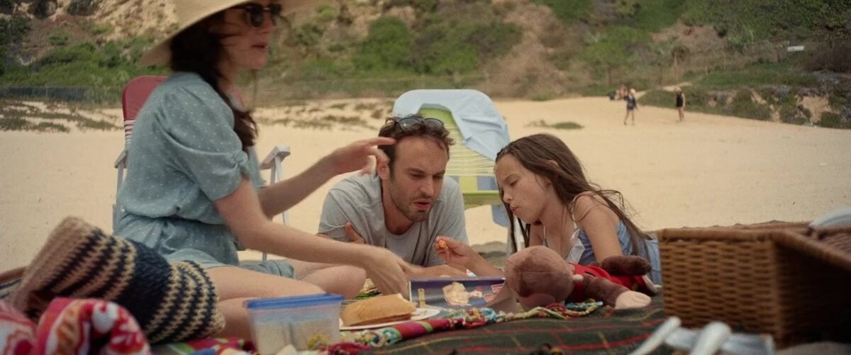 Счастливая семья на пляже