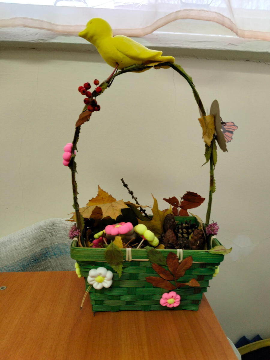 Вчера вечером мы с мужем творили. В первый раз за долгое время клеила листочки. Птичку сделал муж.