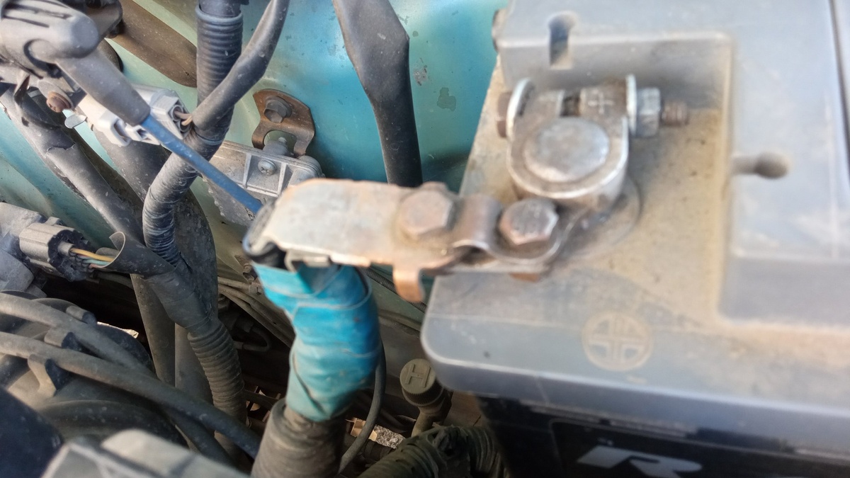 На фотографии клемма