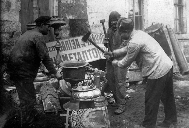Рабочие Харьковского завода превращают церковную утварь в металлолом. 