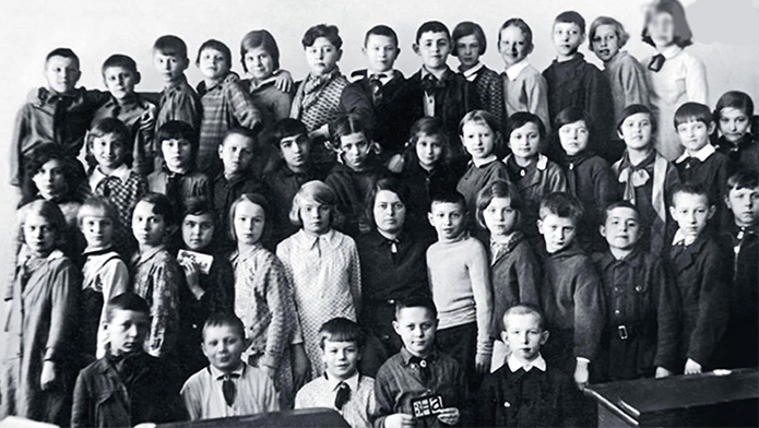 Евгений Леонов второй слева в нижнем ряду с одноклассниками