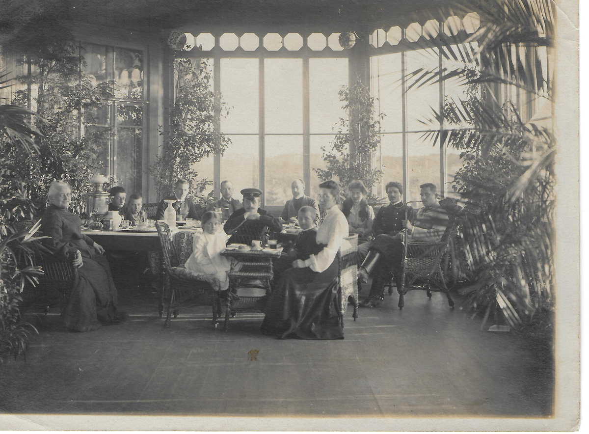 Фото из архива семьи Бенуа. Вечер в усадьбе. Фото: benua1890.ru