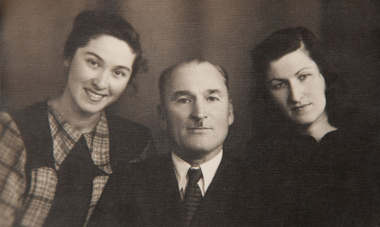 © Архив семьи Шакрыл, Константин Шакрыл с племянницами Тамарой и Екатериной Шакрыл, Москва, февраль 1951 года