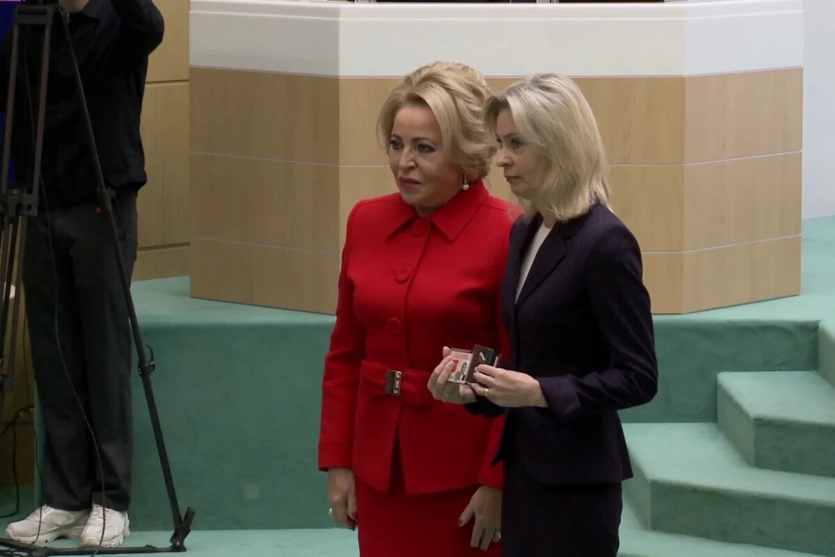    Председатель Совфеда вручила Наталье Мельниковой удостоверение сенатора