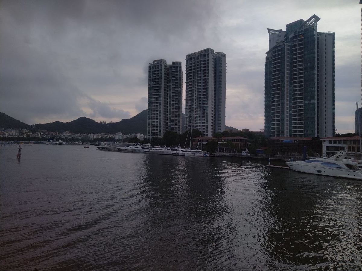 В порту Саньи довольно много лодок и яхт. Да и кадр этот я сделал с яхты (морская экскурсия была, от Дадунхая отплывали)…