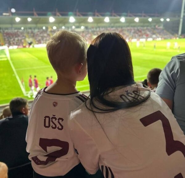    Бывшая жена Яниса Тиммы с сыном. Фото: