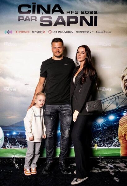    Бывшая жена Яниса Тиммы с сыном и мужем-футболистом. Фото: