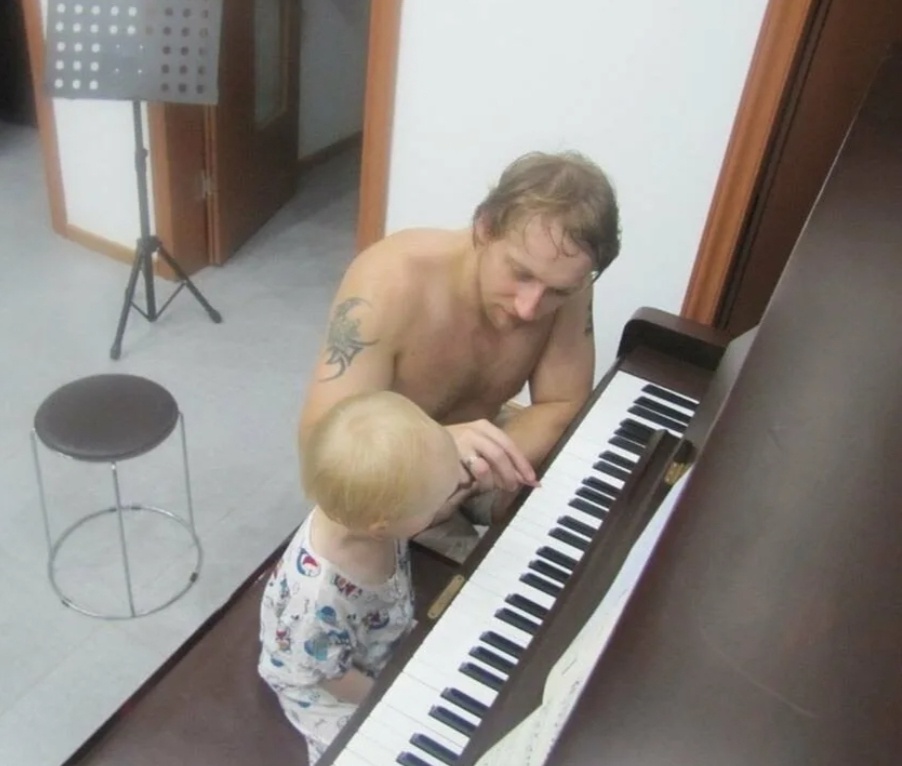 Как приятно смотреть на такие фото "Первые в жизни уроки" или " Интерес к музыке развиваем с детства"