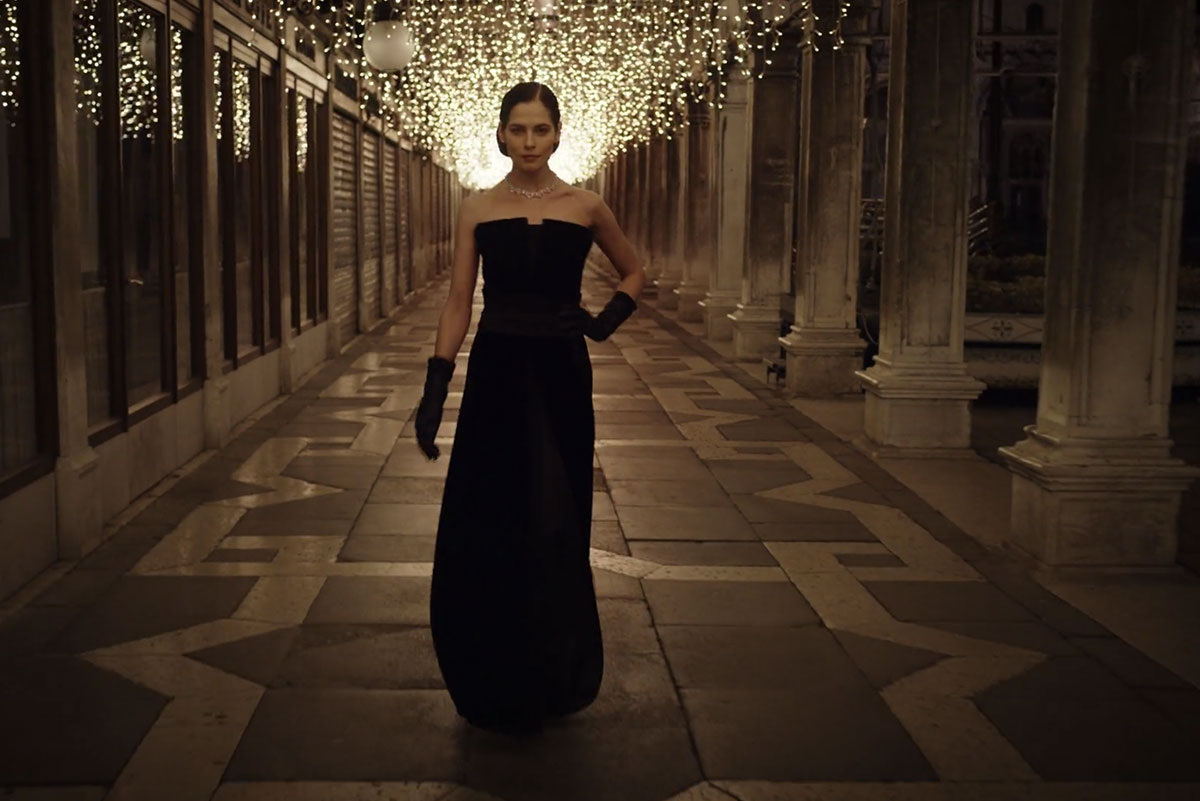 кадр из сериала "Новый Папа" - Юлия Снигирь