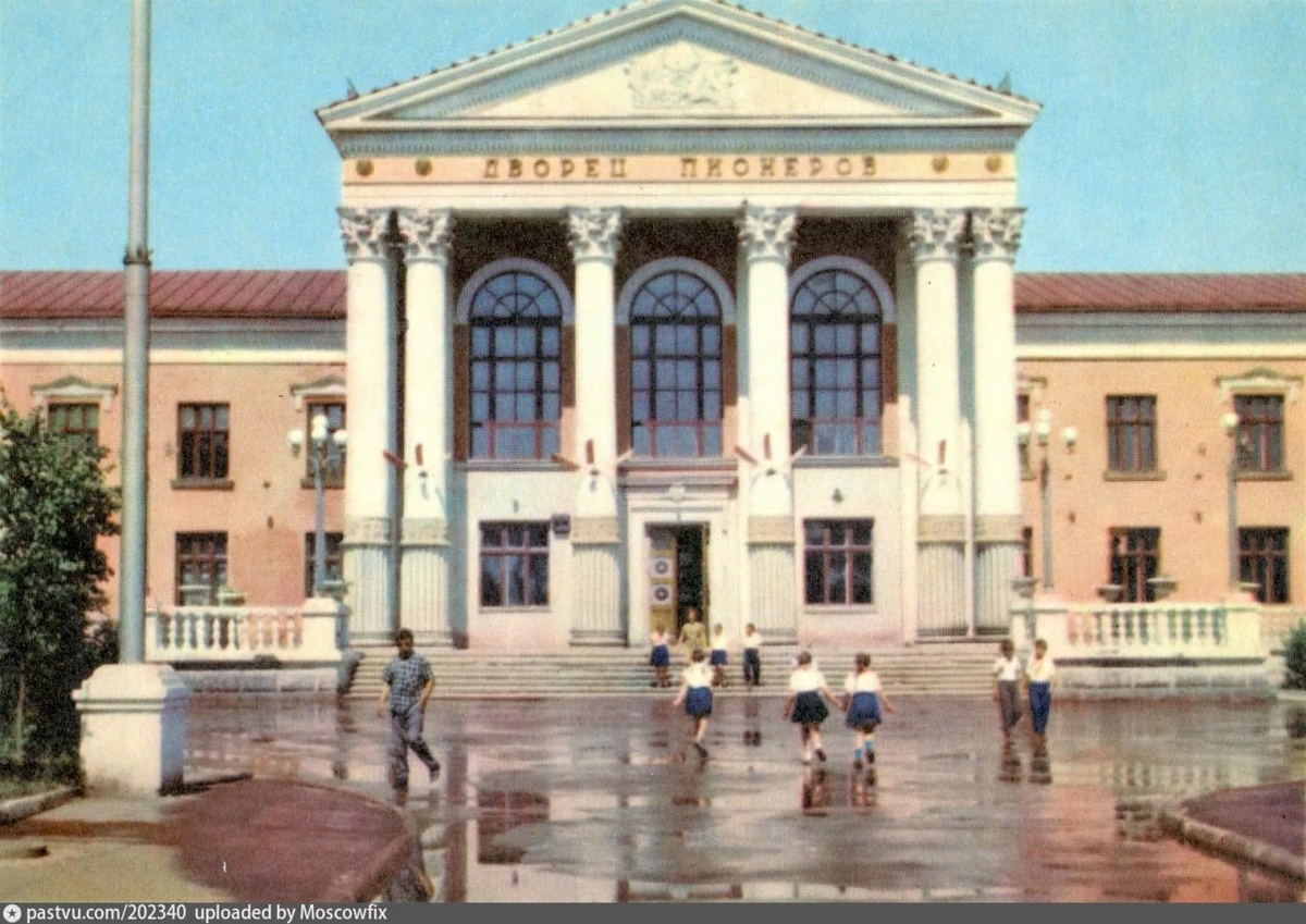 На фото. Когда власть была советской и, значит, заботилась о детях. 