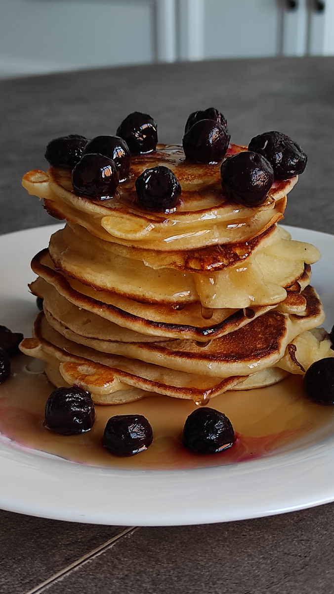 И наконец-то у меня получилось💃💃💃

Я много раз пыталась готовить пышные, красивые, вкусные оладушки, или панкейки, если говорить на иностранный манер... Но все мои попытки заканчивались не удачей.

Получались просто плотные оладьи, да не тонкие, но той самой пышности "как на картинке" не было... И я уже почти отчаялась думая, что мой удел обычные, тонкие блинчики.

Но сегодня мне кажется удалось😍
Делюсь тем как я это сделала⬇️

1. Подогрела воду до тёплого, но не кипяточного состояния и развела в небольшом количестве воды 5гр.сухих дрожжей.
2. Соотношения мука-вода я не мерю, и ориентируюсь на консистенцию, она должна быть немного жиже сметаны.
3. Так же в тесто добавила сахар, соль, 0,5 чайной ложки разрыхлителя, 1 яйцо.

А теперь самое интересное:
Небольшим половником выливаем немного теста на горячую сковороду и ждём 20сек, пока тесто не схватится, а затем поверх выливаем ещё немного теста, снова ждём и выливаем третий раз.
Ждём пока немного прихватится и переворачиваем на другую сторону.

Жарить нужно на среднем огне, чтобы  панкейк не горел, но в то же время пропекся и не стал резиновым.

Думаю в выходные закрепить опыт🤤

Подавала с ягодами и сиропом "солёная карамель".


_______________________
Не забудь подписаться и поставить этому видео лайк.
_______________________
Поддержать автора канала можно: СБ 2202202345968998
Благодарю, все ваши донаты будут направлены в копилку на мою главную мечту🙏❤️

Инста puchek.petrushki