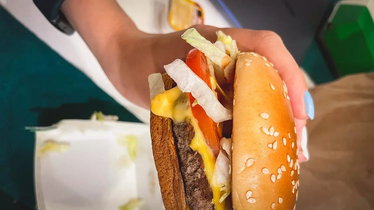 Очень часто люди, страдающие психическими расстройствами, прибегают к фастфуду, чтобы хотя бы ненадолго улучшить свое состояние. Фото: 1MI